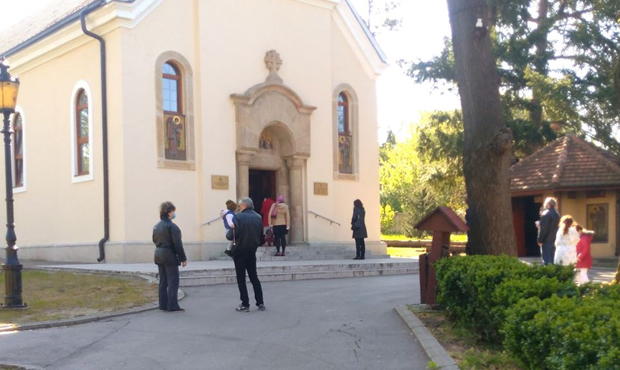 И поред строгих забрана: Више од 70 верника у Саборној цркви у Пожаревцу, причестили се истом кашиком (ФОТО)